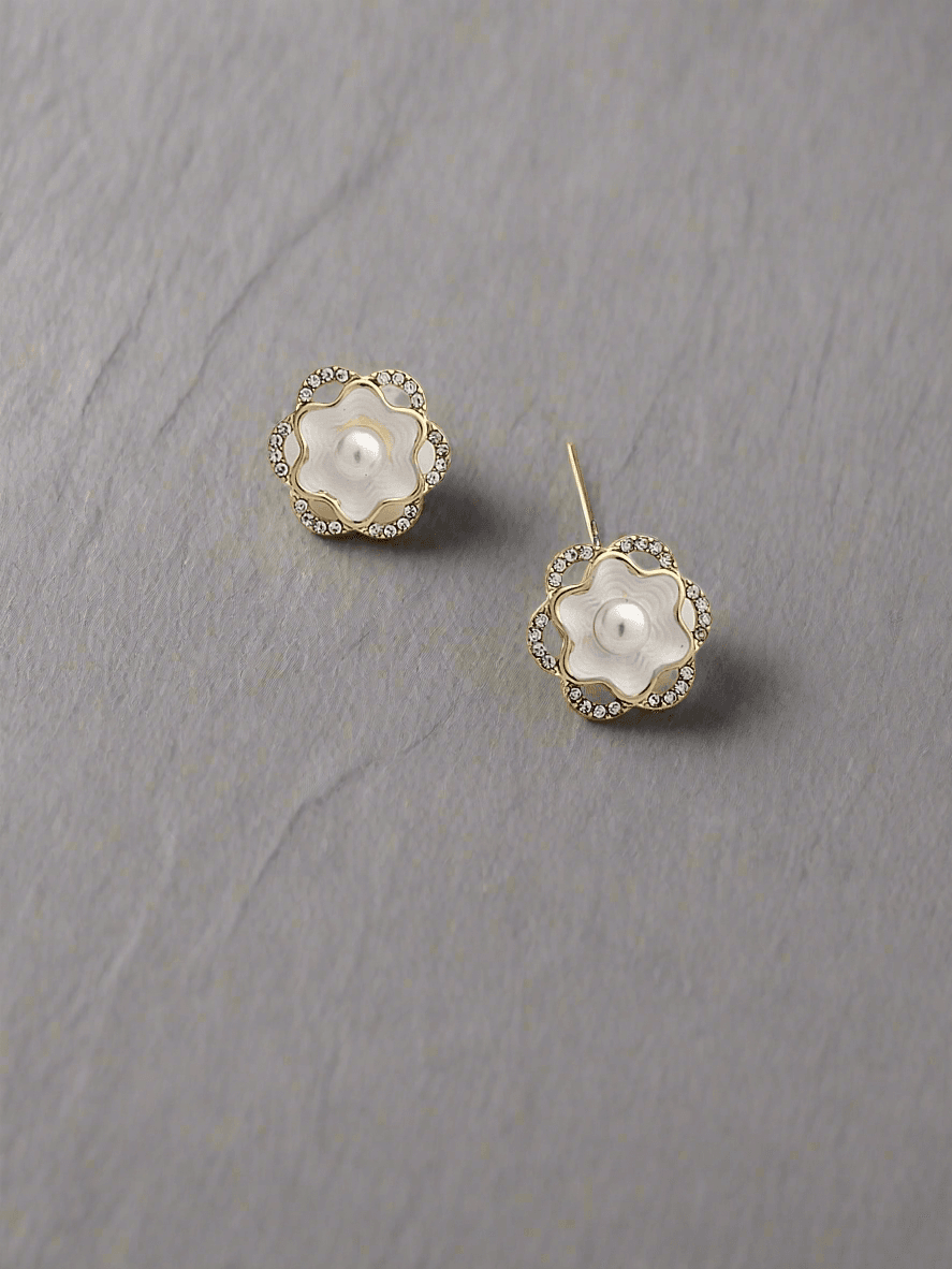 Mother of pearl flower stud earrings - Mirae