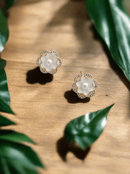 Mother of pearl flower stud earrings - Mirae