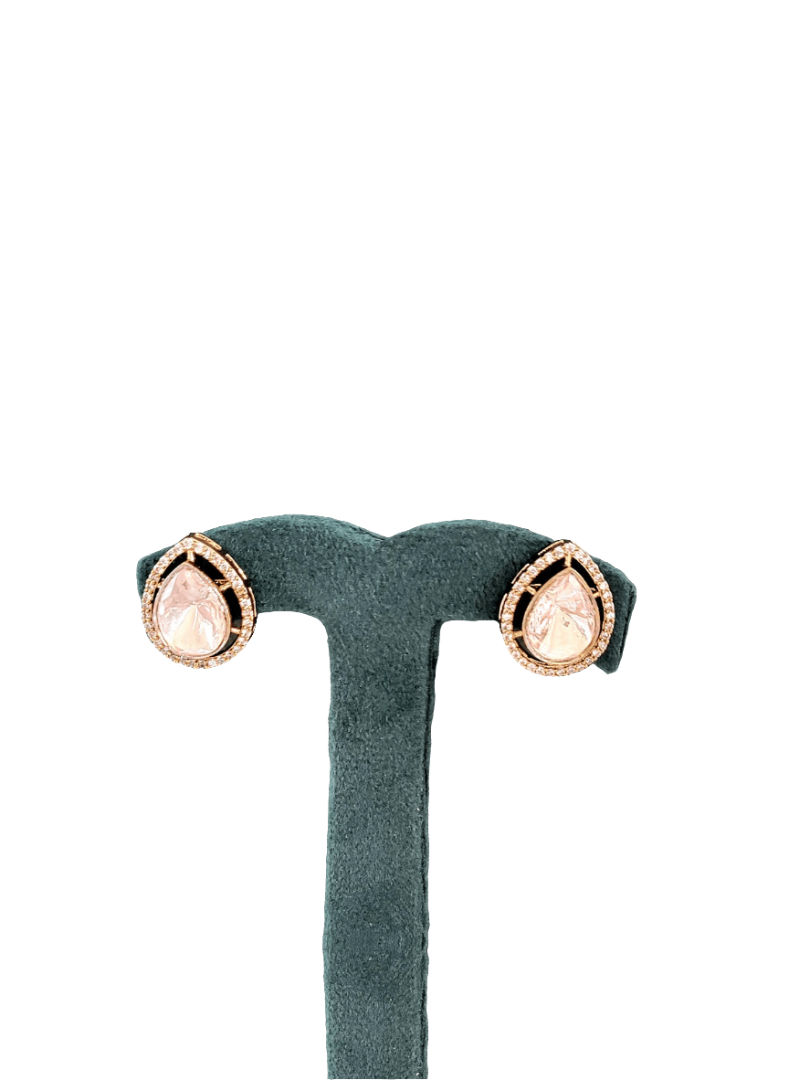 ELEGANT LARIET WITH PEARLS , MOISSANITE & GREEN CRYSTAL - Mirae