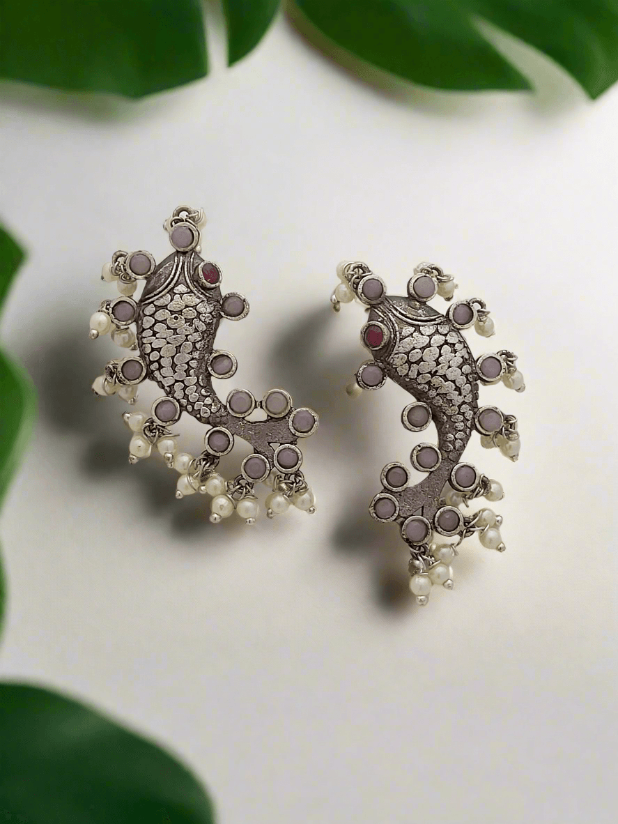 Oxidized Fish studs - Mirae 