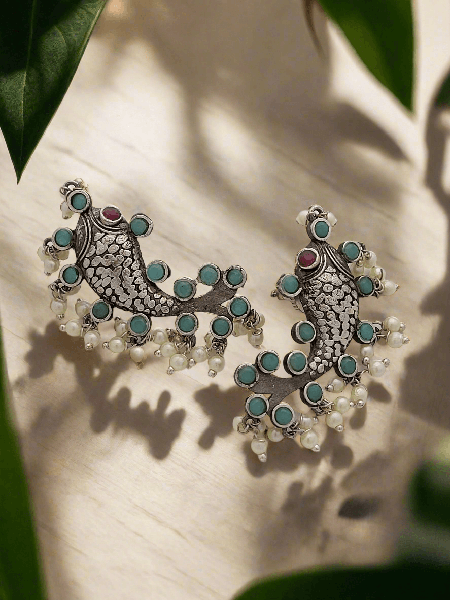 Oxidized Fish studs - Mirae 