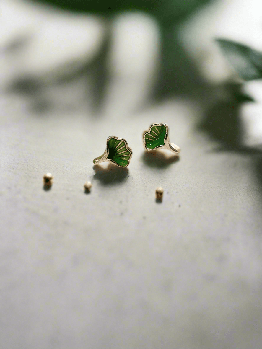 Enamelled leaf mini studs - Mirae 
