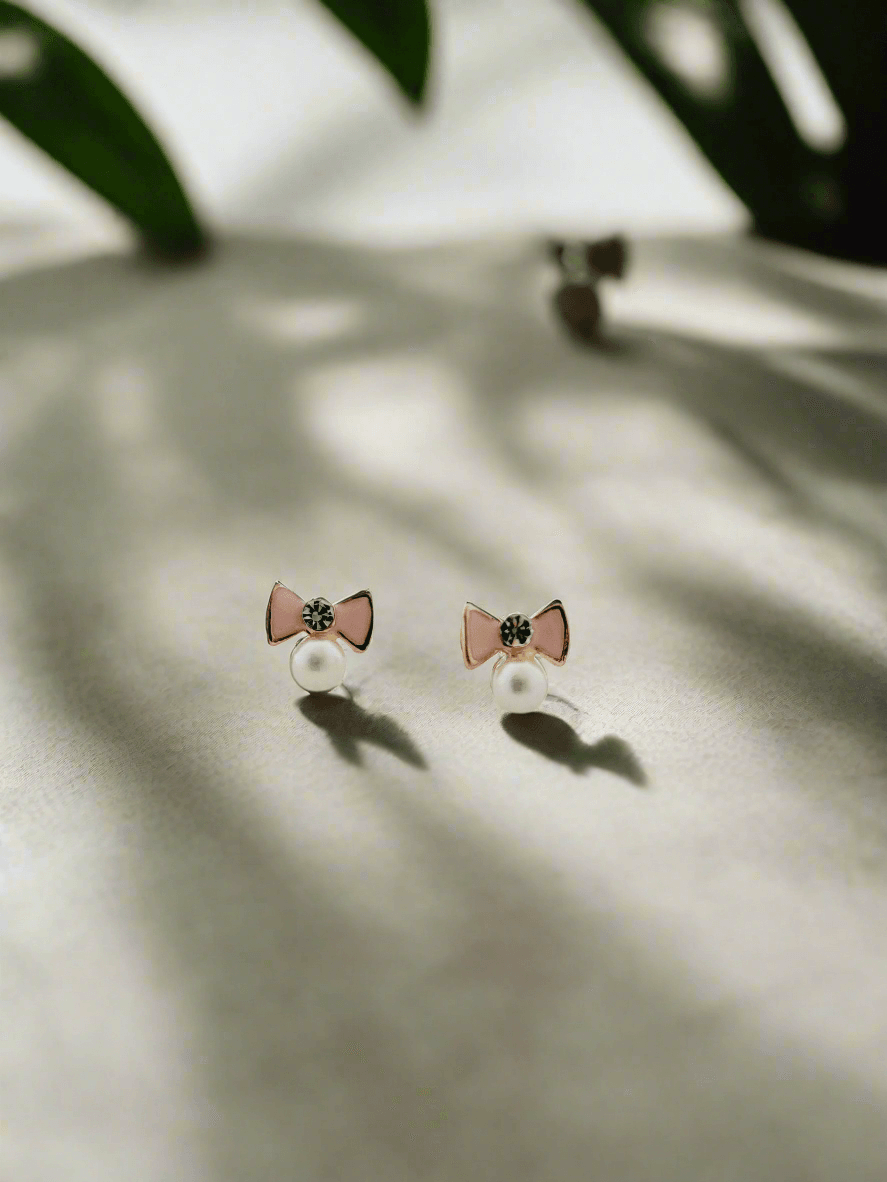 Enamelled Bow with a diamond & pearl mini studs - Mirae 