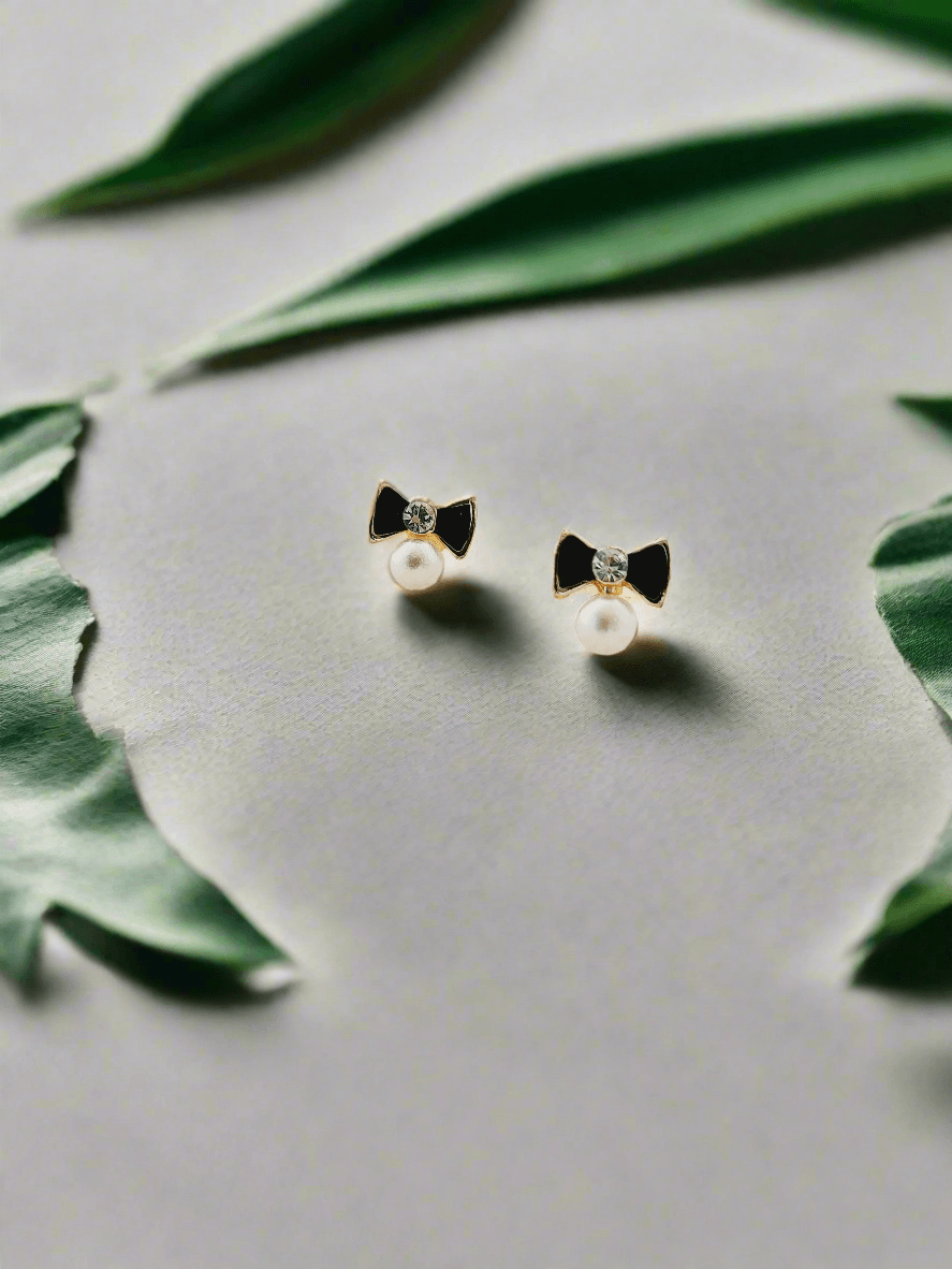 Enamelled Bow with a diamond & pearl mini studs - Mirae 