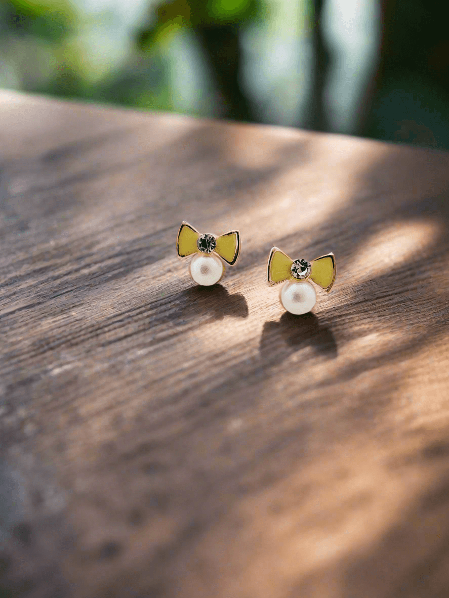 Enamelled Bow with a diamond & pearl mini studs - Mirae 