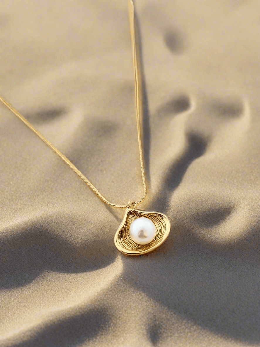 Anti tarnish gold plated open oyster with pearl. - Mirae 