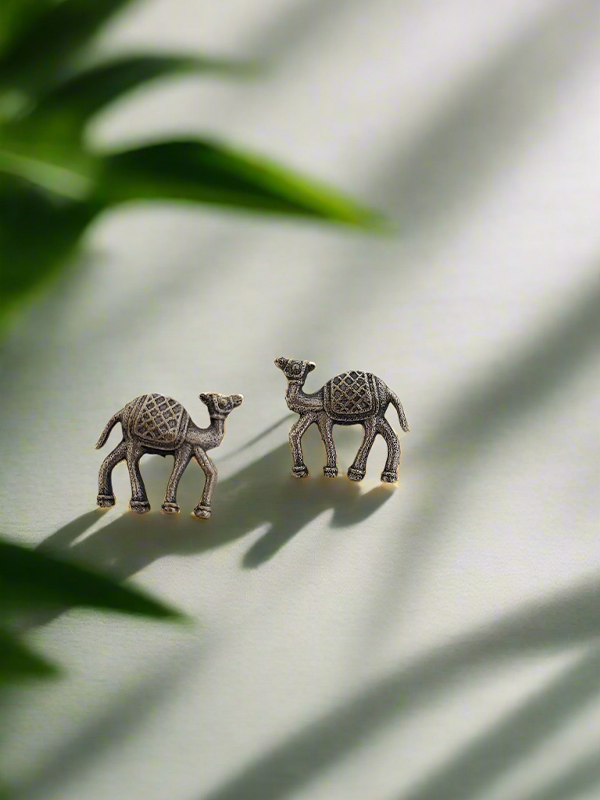 Oxidised Camel studs
