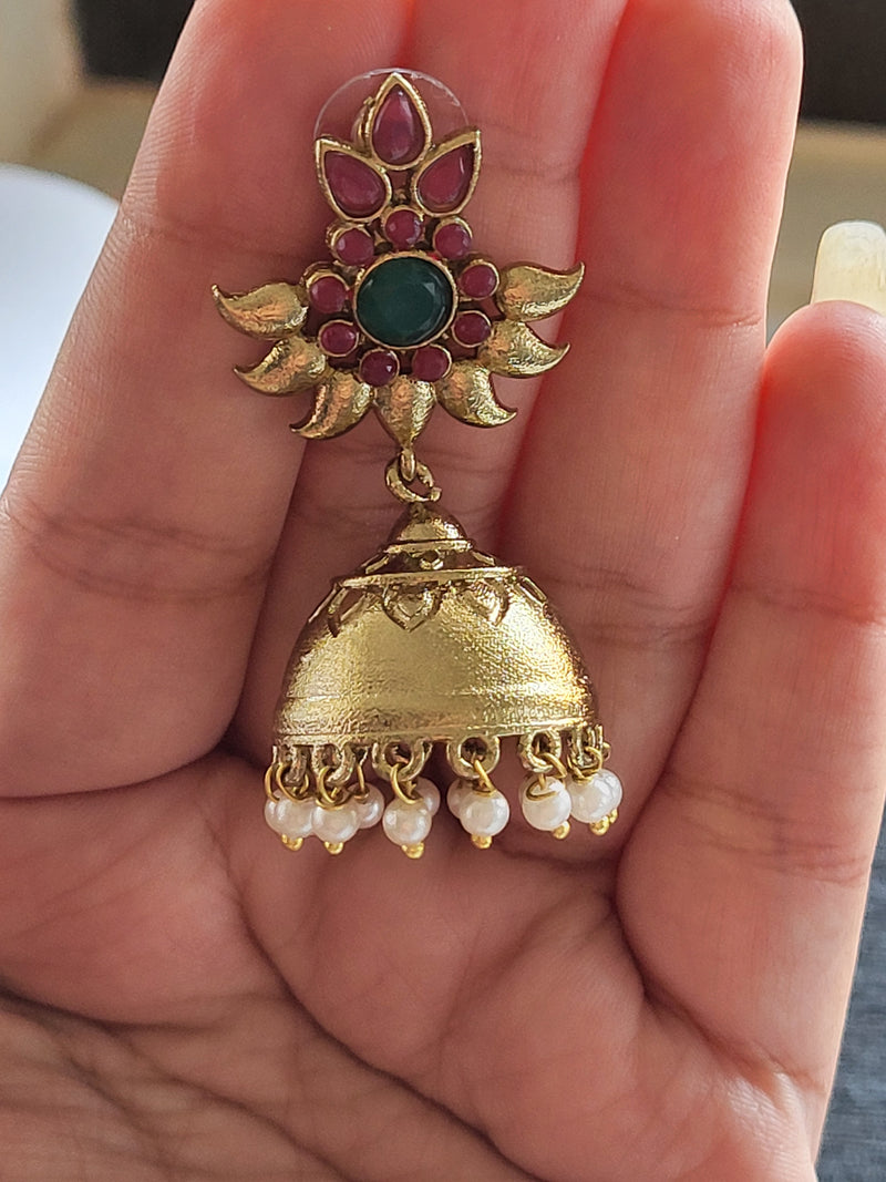Traditional earrings in gold finish