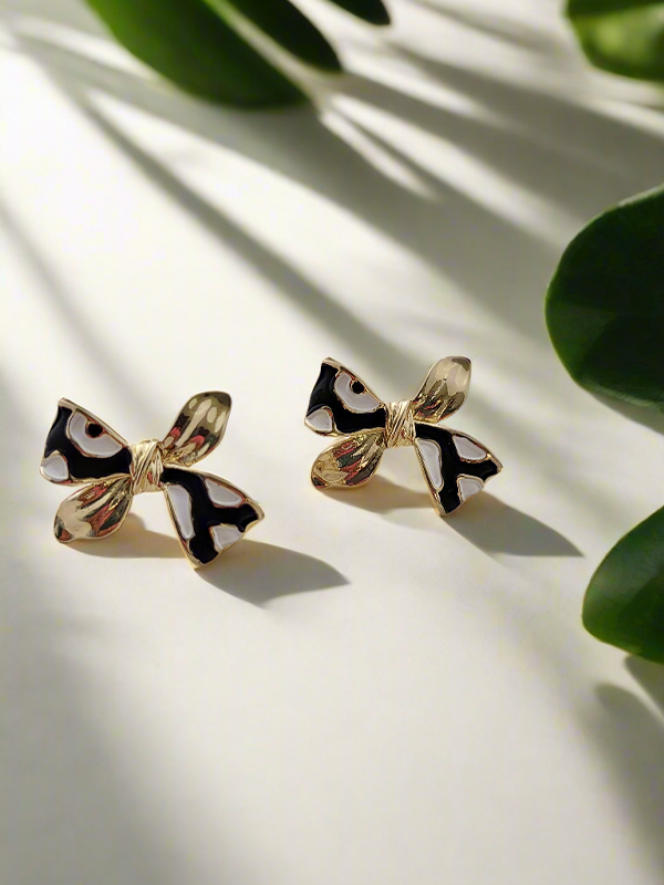Enamelled bow studs